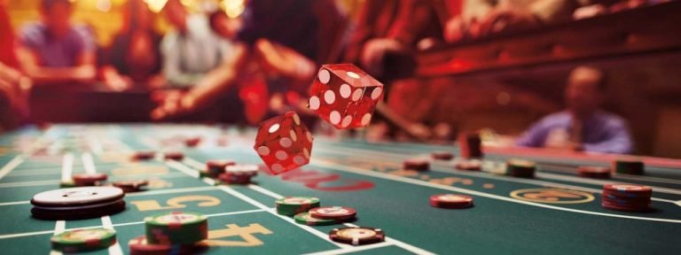 Pemain sedang merayakan kemenangan di rusuntogel